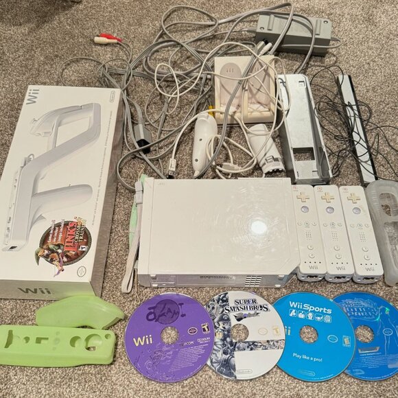 Wii Bundle Console, 3 Remote Controller, Charger, 4 Games, Zapper + Bonus Works - Picture 1 of 5